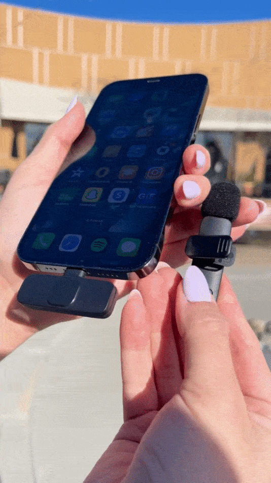 De Magic Pop Mic-adapter wordt weergegeven als deze is aangesloten op de iPhone 12 Pro met de microfoon en de aan/uit-knop wordt ingeschakeld